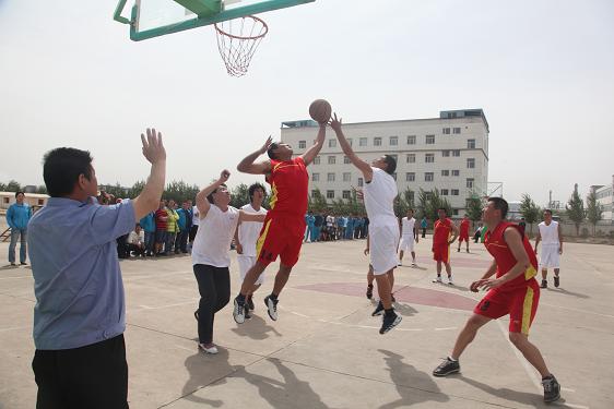 隊員在場上奮力拼搏