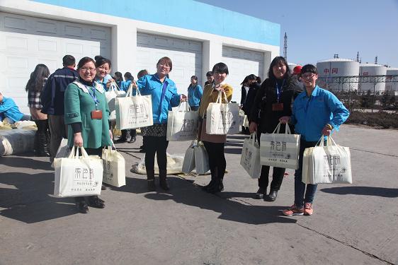 公司工會為女職工發(fā)放節(jié)日禮品 公司工會為女職工發(fā)放節(jié)日禮品