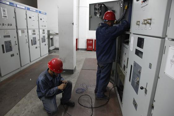檢修電氣王西平、田創(chuàng)在給電路配線