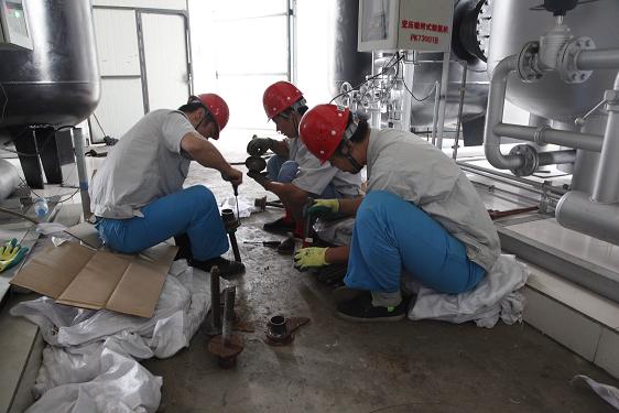 公用車間劉建剛、霍樂樂、張衛(wèi)強檢修制氮機絲杠壓蓋